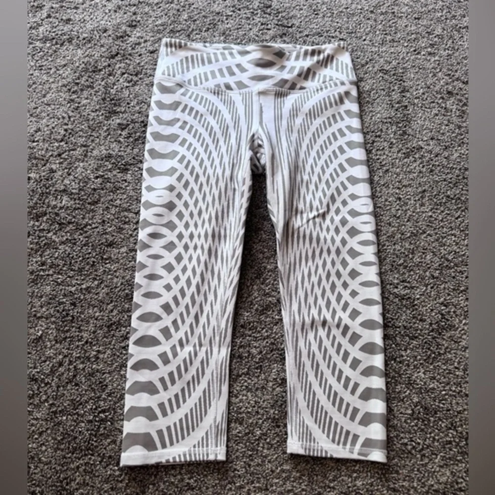 ALO Yoga Gray and White Patterned Cropped Leggings - Picture 1 of 7